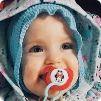 Маленькая девочка с больной головой