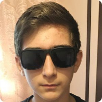 Человек в тёмных очках